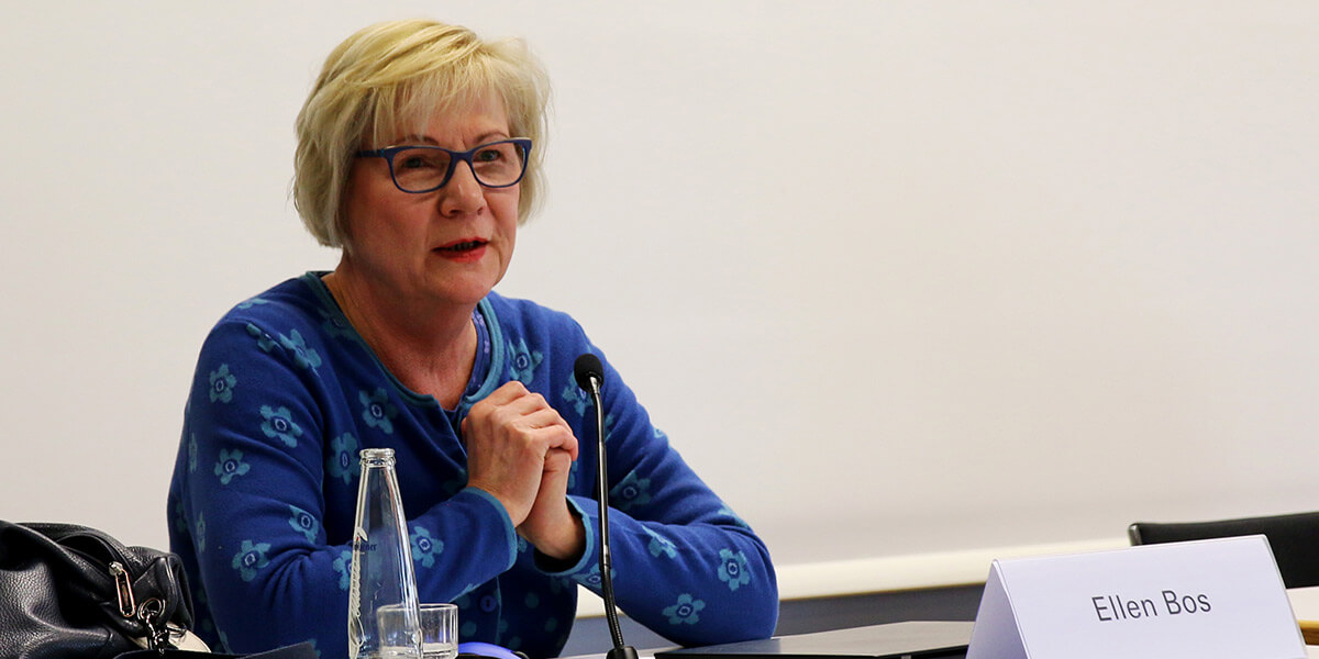 Ellen Bos sitzt auf dem Podium der Akademie für Politische Bildung.