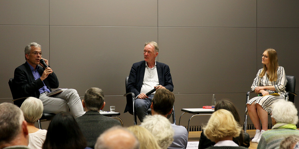 Joachim von Puttkamer, Martin Schulze Wessel und Beate Winterer sitzen auf dem Podium der Akademie für Politische Bildung und unterhalten sich. Im Vordergrund sind die Hinterköpfe des Publikums zu sehen.