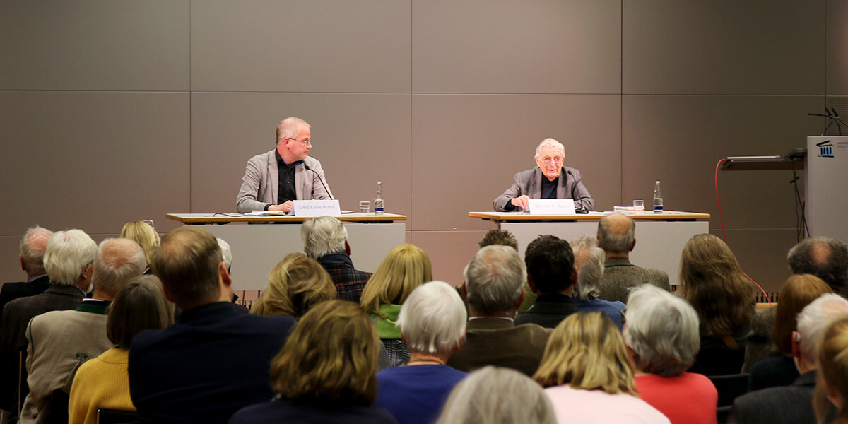 Gero Kellermann und Gerhart Baum sitzen auf dem Podium der Akademie für Politische Bildung und sprechen zum Publikum.