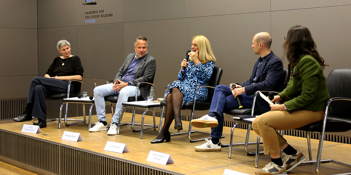 Ulrike Spangenberg, Andreas Peichl, Julika Sandt, Tim Pargent und Giulia Mennillo sitzen auf der Podium der Akademie für Politische Bildung. Julika Sandt spricht in ein Mikrofon und gestikuliert. Die anderen wenden sich ihr zu.
