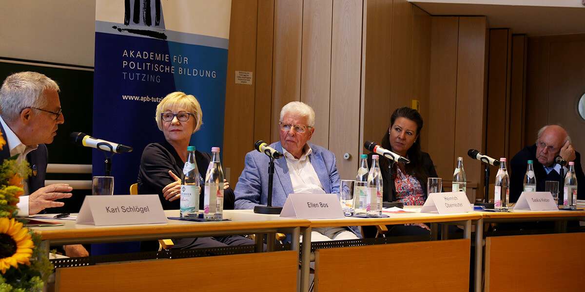 Im Hörsaal der Universität Passau richten Ellen Bos, Heinrich Oberreuter, Saskia Hieber und Jackson Janes ihre Blicke auf Karl Schlögel, der am Mikrofon eine Rede hält.