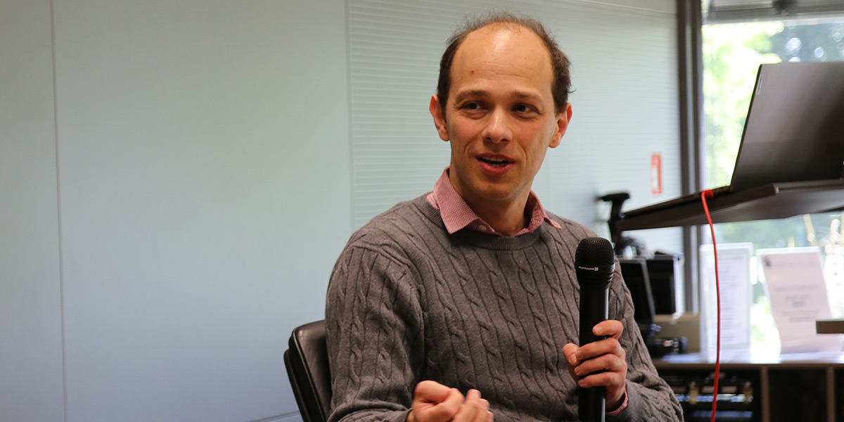 Alexander Libman sitzt in der Akademie für Politische Bildung auf dem Podium.