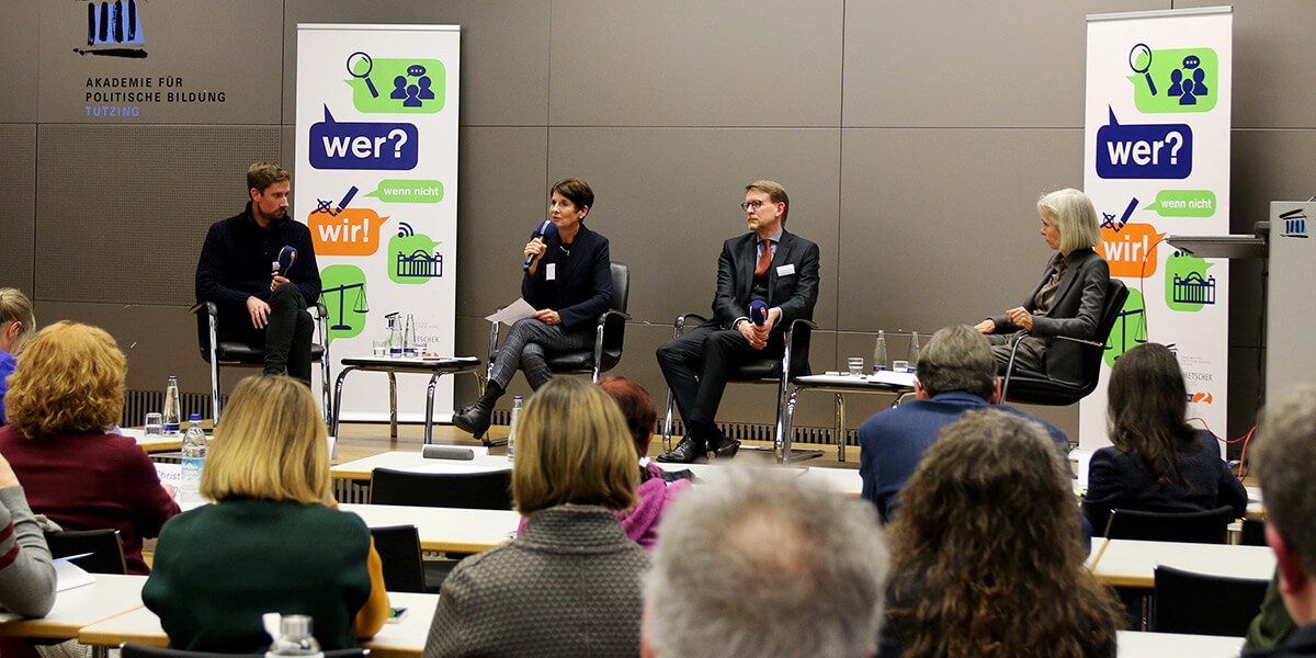 Philip Husemann, Stephanie Heinzeller-Scharffenberg, Andreas Urs Sommer und Ursula Münch sitzen auf dem Podium der Akademie für Politische Bildung. Hinter der Gruppe stehen zwei Aufsteller mit dem Logo des Werkraums Demokratie. Im Vordergrund sind die Hinterköpfe des Publikums zu sehen.
