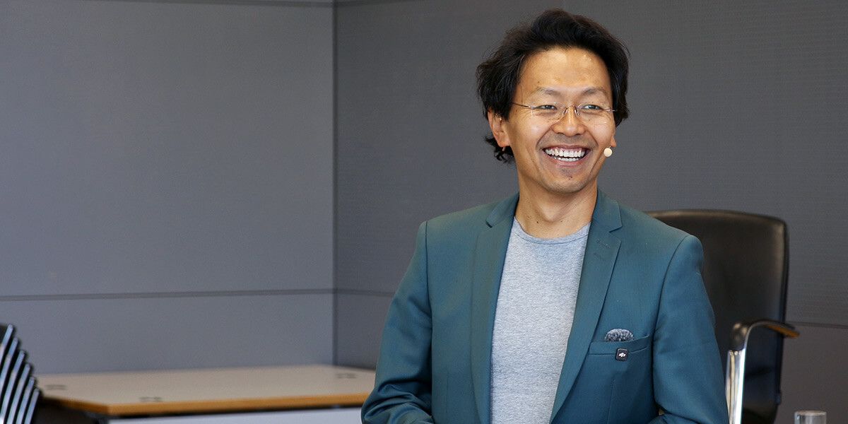 Anwalt Chan-jo Jun lächelt und spricht zum Publikum.