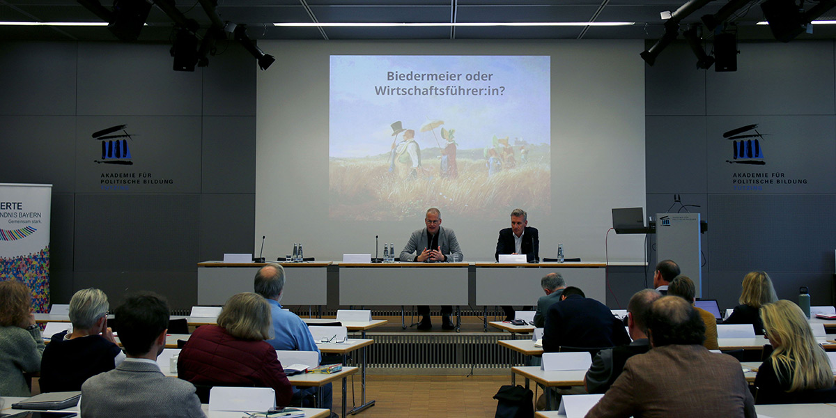 Gero Kellermann und Markus Scholz diskutieren miteinander am Podium.