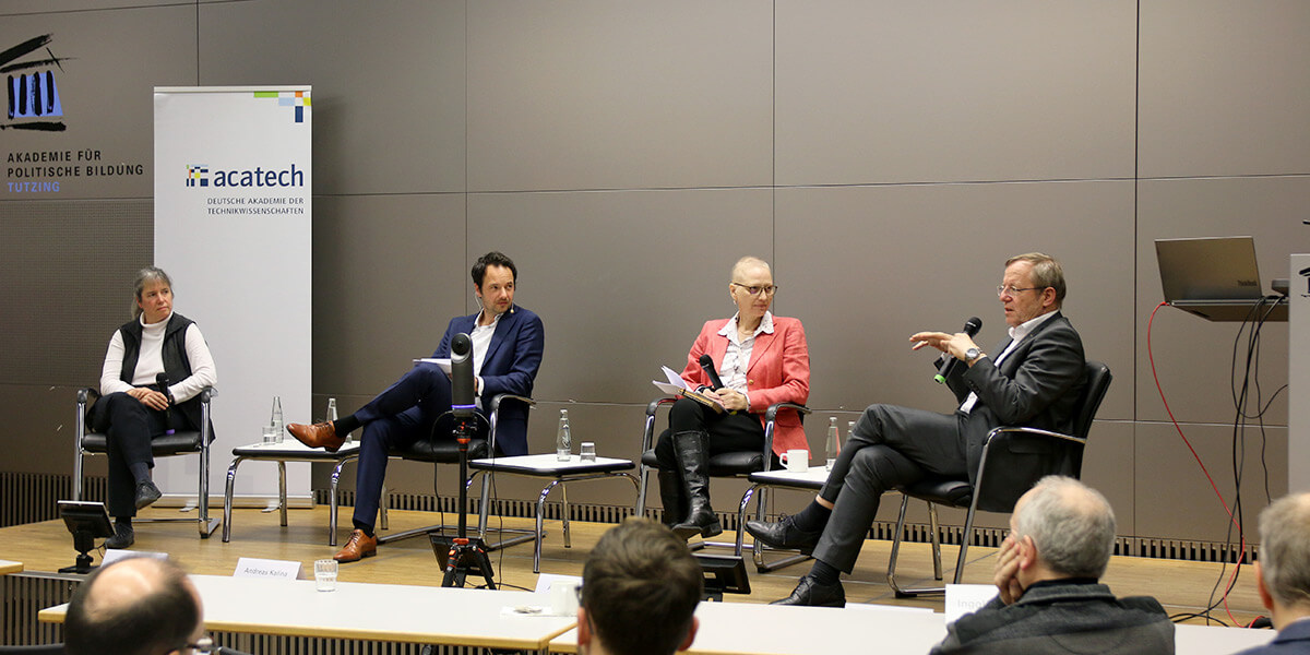 Gitta Kutyniok, Andreas Kalina, Andrea Martin und Jan Wörner sitzen auf dem Podium der Akademie für Politische Bildung und diskutieren.