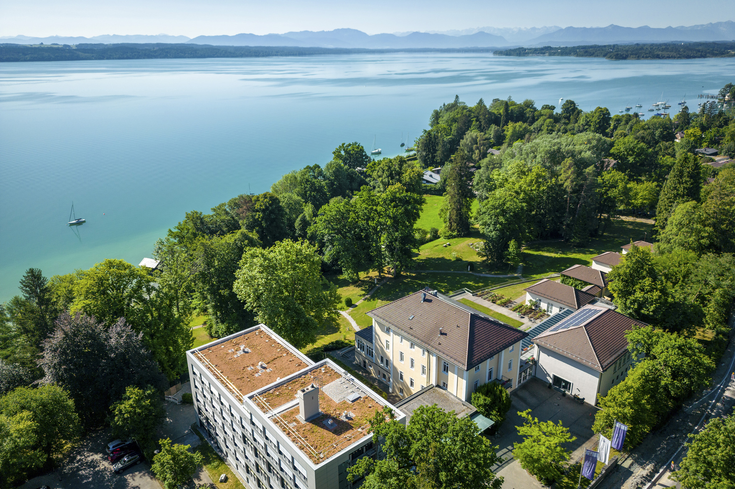 Luftaufnahme der Gebäude der Akademie für Politische Bildung in Tutzing und des Starnberger Sees