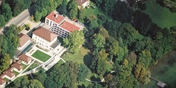 Luftaufnahme der Gebäude und des Gartens der Akademie für Politische Bildung in Tutzing