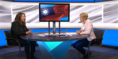 Saskia Hieber von der Akademie für Politische Bildung und Moderatorin Vera Cornette im Studio von alpha-demokratie