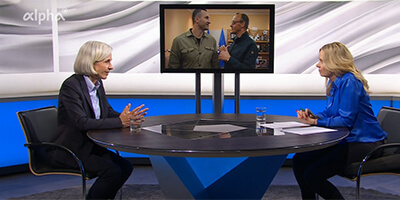 Politikwissenschaftlerin Ursula Münch mit Moderatorin Birgit Kappel im Studio von alpha-demokratie