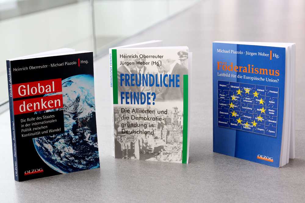 Drei Bücher aus der Reihe "Akademiebeiträge zur politischen Bildung" stehen nebeneinander.
