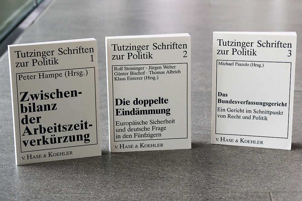 Drei Bücher aus der Publikationsreihe "Tutzinger Schriften zur Politik" stehen nebeneinander.