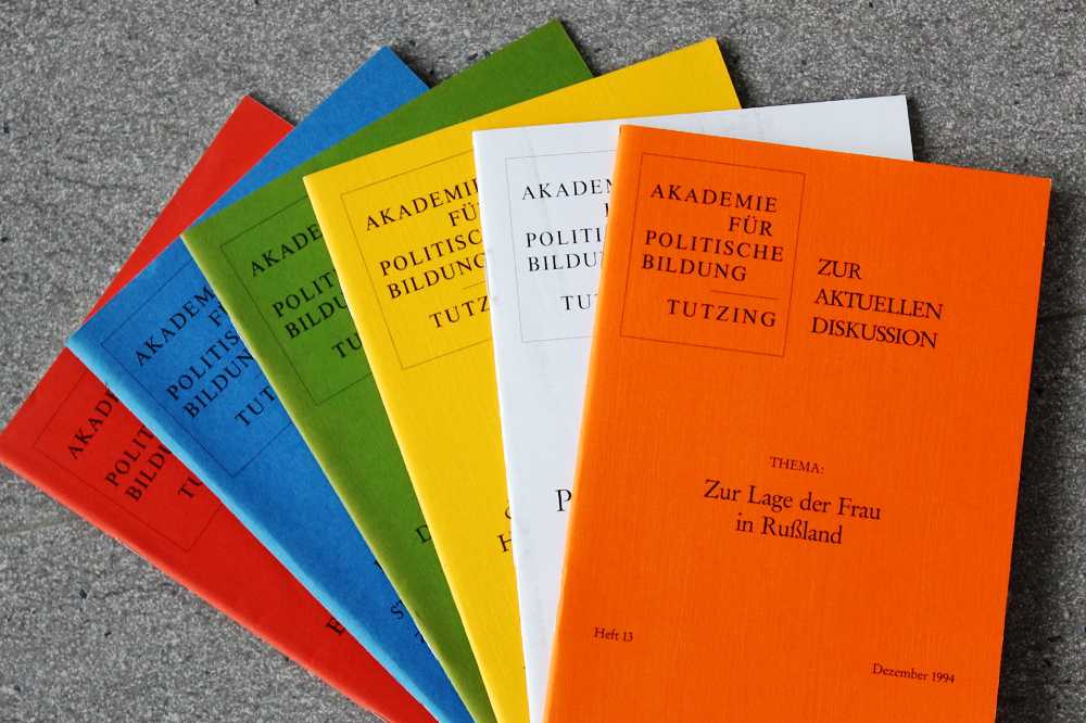 Sechs Bücher aus der Publikationsreihe "Zur aktuellen Diskussion" liegen wie ein Fächer aufeinander.