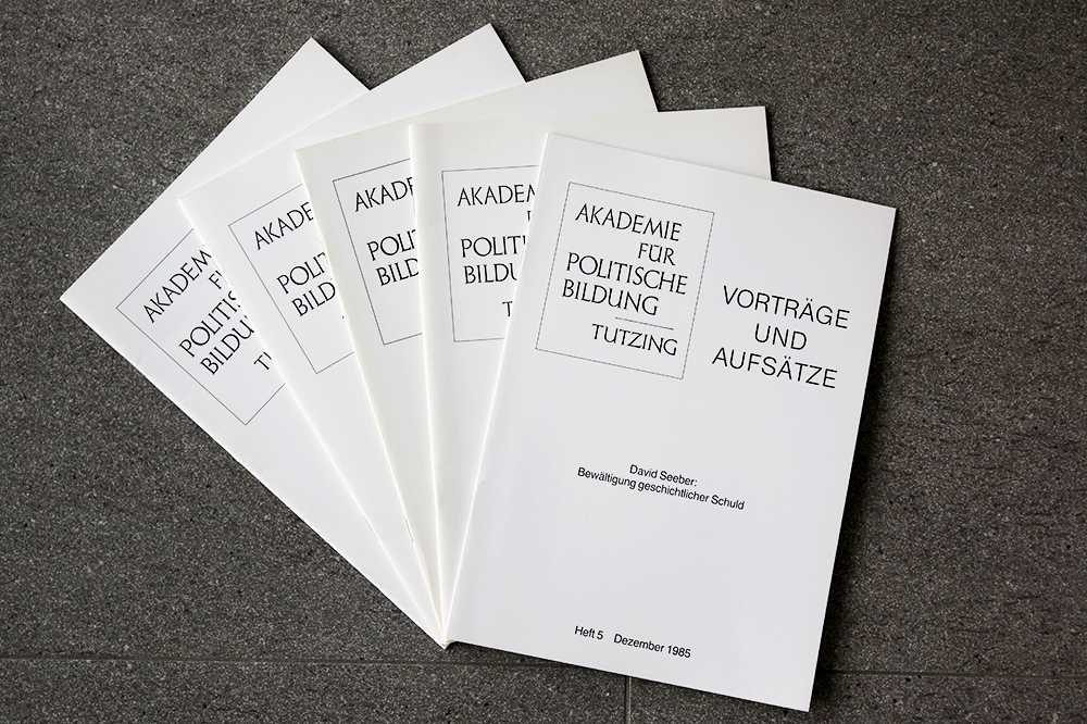 Fünf Exemplare der "Vorträge und Aufsätze" der Akademie für Politische Bildung liegen wie ein Fächer übereinander.