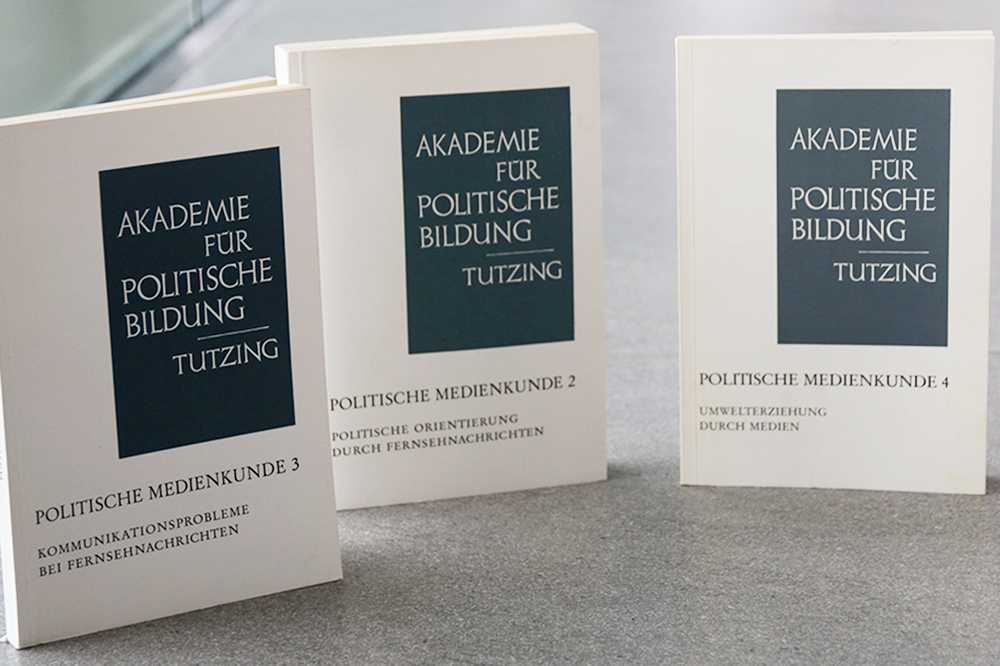 Drei Bücher aus der Reihe "Politische Medienkunde" der Akademe für Politische Bildung stehen nebeneinander.