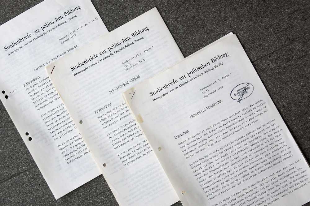Drei Studienbriefe zur politischen Bildung liegen leicht überlappend nebeneinander.