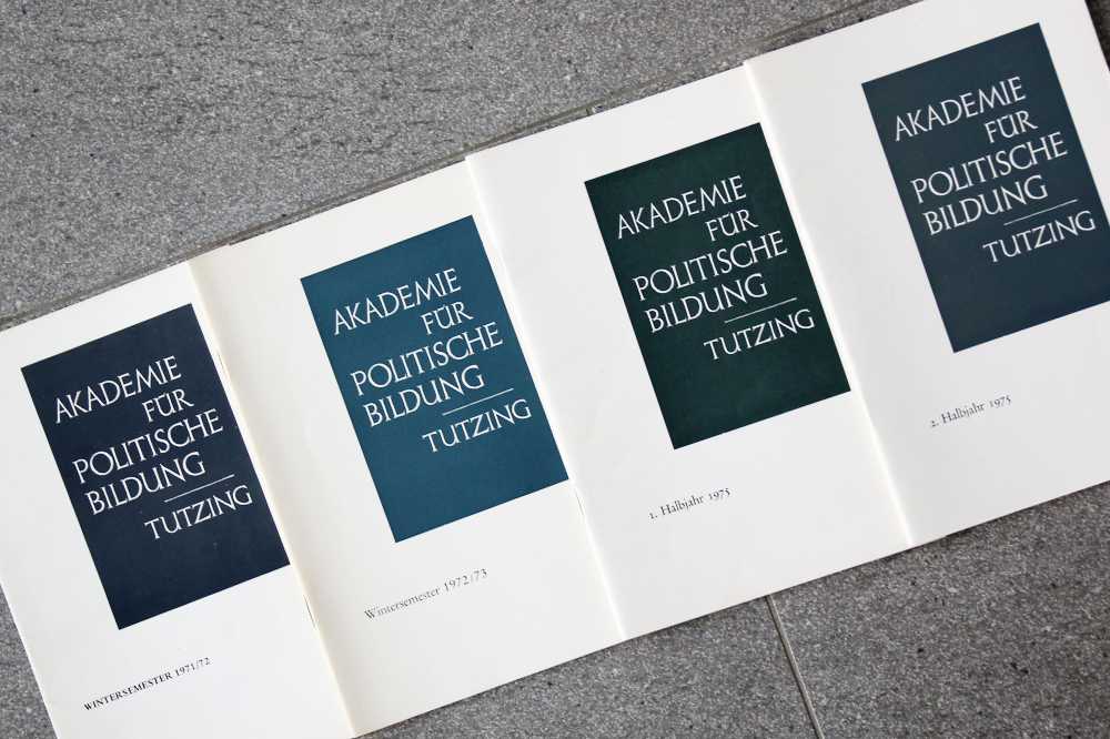Vier Ausgaben der "Schriften der Akademie für Politische Bildung - Reihe B: Veranstaltungsprogramme" liegen leicht überlappend nebeneinander.