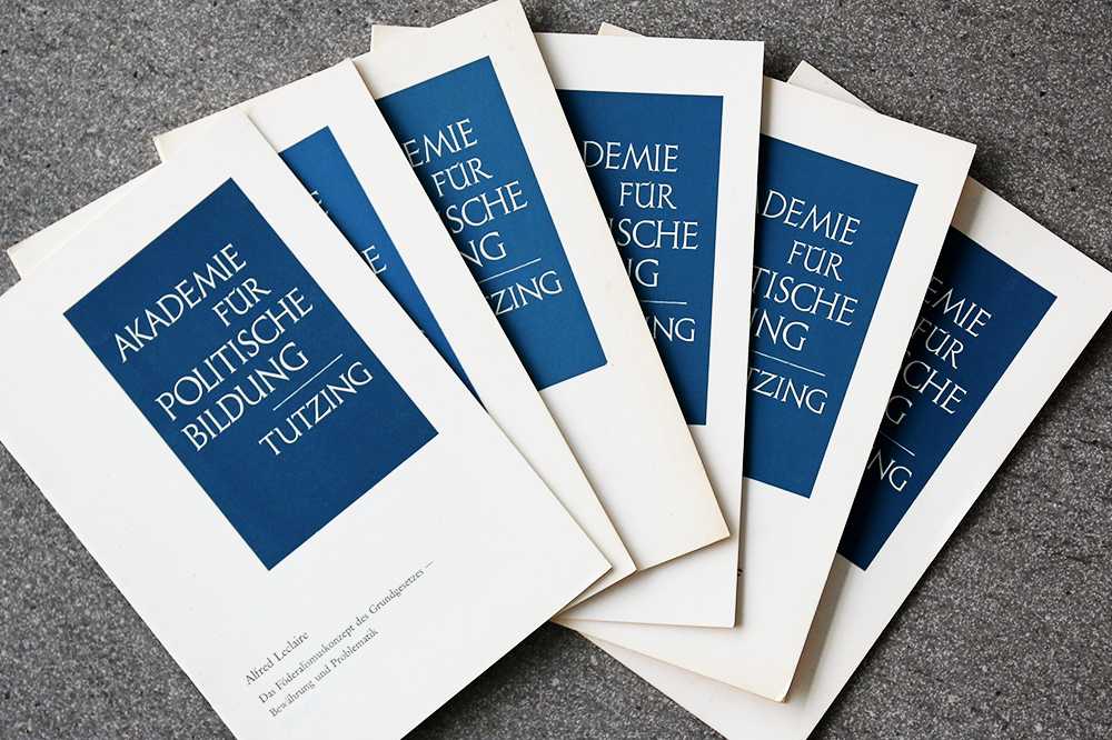 Fünf Schriften der Akademie für Politische Bildung liegen wie ein Fächer übereinander.