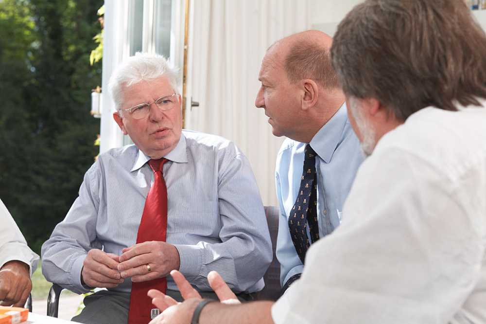 Heinrich Oberreuter, Wolfgang Quaisser und Michael Schröder unterhalten sich.