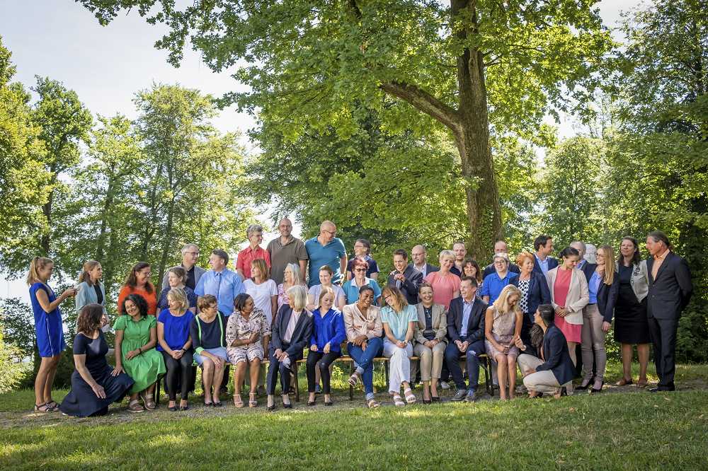 Gruppenfoto der Mitarbeiterinnen und Mitarbeiter der Akademie für Politische Bildung
