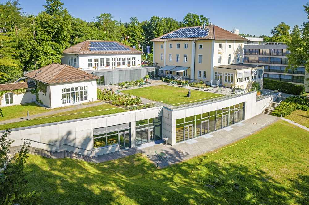Luftaufnahme der Gebäude der Akademie für Politische Bildung in Tutzing