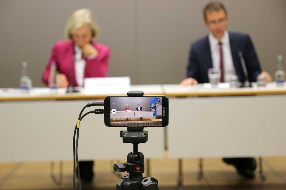 Ursula Münch und Paul Nolte sitzen auf dem Podium der Akademie für Politische Bildung. Vor ihnen ist ein Smartphone aufgebaut, das die Szene filmt.