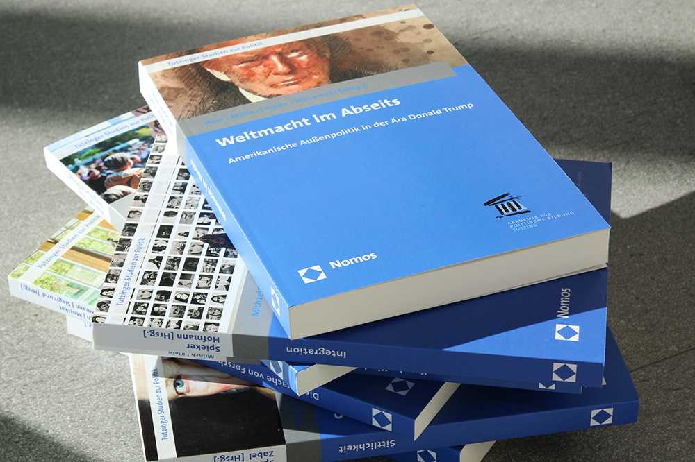Mehrere Bände der Tutzinger Studien zur Politik liegen gestapelt aufeinander.
