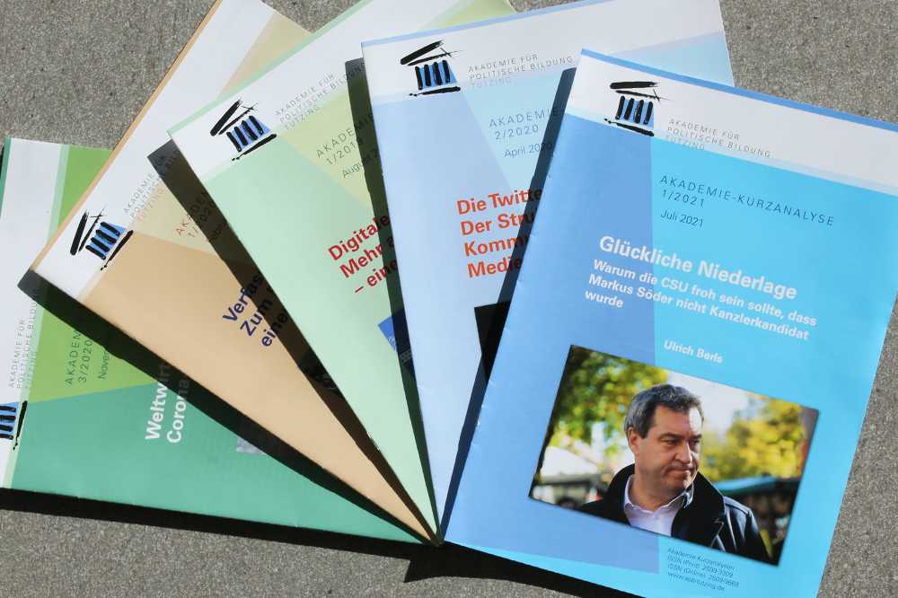 Mehrere Hefte der Kurzanalysen der Akademie für Politische Bildung liegen aufgefächert übereinander.