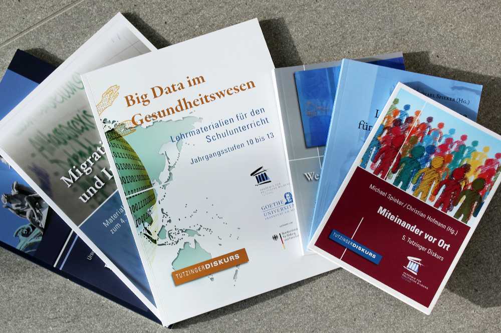 Mehrere Veröffentlichungen der Akademie für Politische Bildung liegen nebeneinander und übereinander.