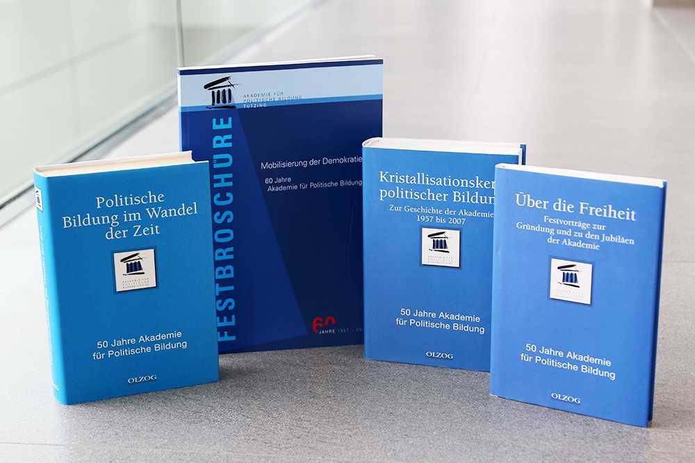 Vier Jubiläumsschriften der Akademie für Politische Bildung stehen nebeneinander.