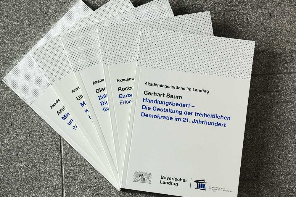 Fünf Veröffentlichungen zu Akademiegesprächen im Bayerischen Landtag liegen gefächert übereinander.