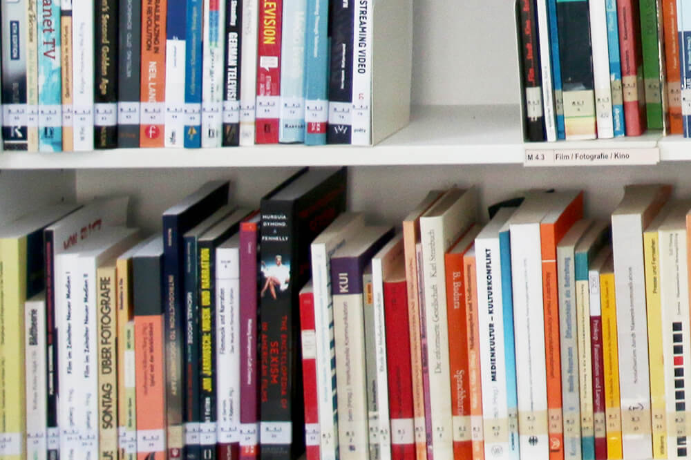 Bücherregal mit unterschiedlichen Büchern